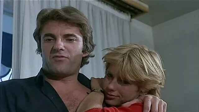 Masturbuje się w filmy i filmiki erotyczne łazience
