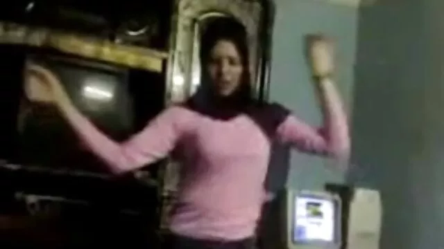 Dziewczyna na filmy erotyczne porno łóżku przecina palcami włosy