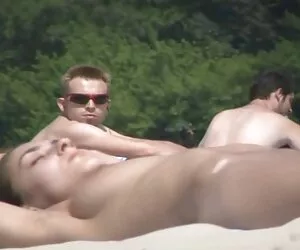 Rozłożona obok darmowe filmy erotyczne dla dorosłych kobieta została dźgnięta nożem przez mężczyznę i jego twarz.