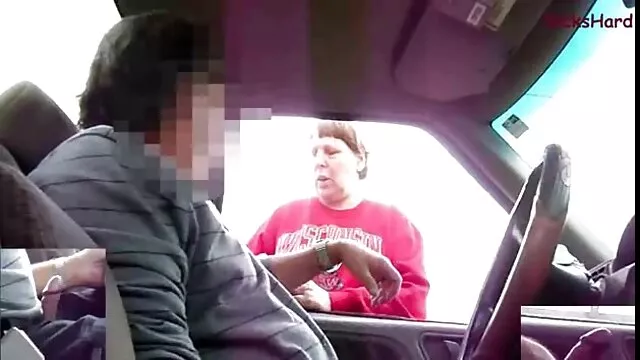 Amanda siedziała w filmiki porno do oglądania za darmo ogrodzie.