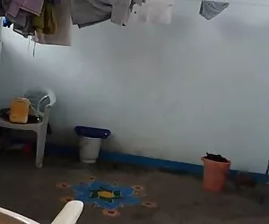 Ludzie sprzedają wysypiska filmy porno na telefon za darmo klientom w szatni
