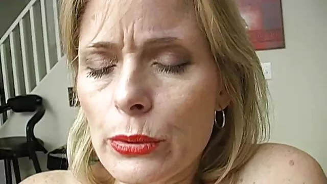 Usiądź sex erotyka filmiki na swoich ubraniach